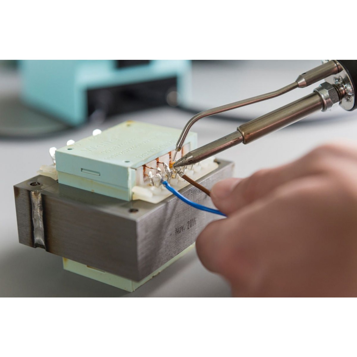 Weller_T0051390799_CHSF_120(WTSF120)FLOWINSMART_Solder Feeder_in use.jpg